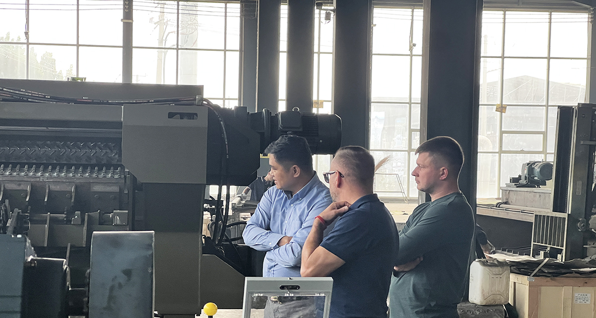 ลูกค้าชาวโปแลนด์เยี่ยมชม Alva Machinery เพื่อตรวจสอบและแลกเปลี่ยน